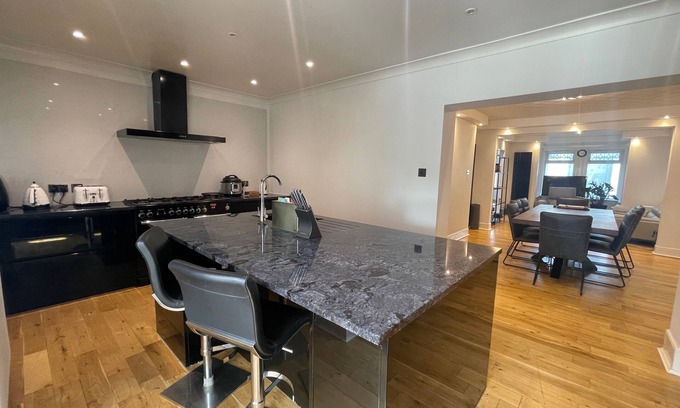 West End House | 5beds10people 5minutes dr airport train station
