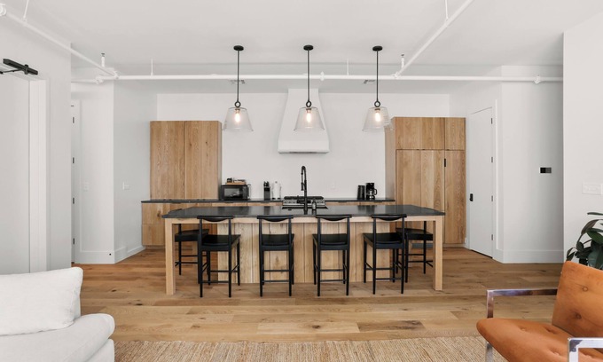 Lower Garden District House | 5BR City Loft - Atop Natural Wine Bar! Steps to Downtown & Magazine!