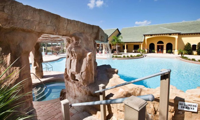 Historic Downtown Kissimmee Apartment | 5BR Cozy Paradise Palms Townhome, POOL, by Disney