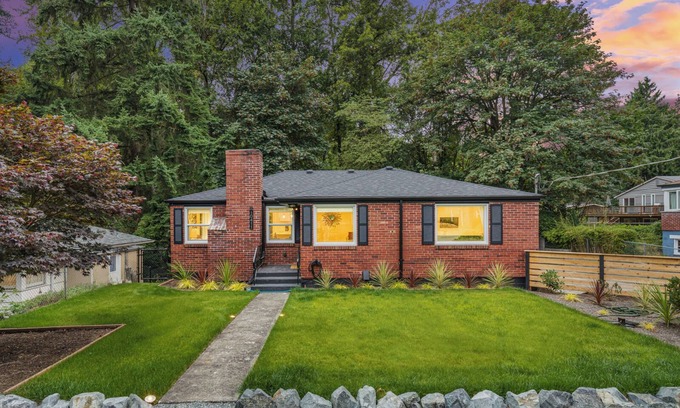Victory Heights House | 5BR Family Retreat @ Private Creek w/Yoga & Forest Bathing, Firepit BBQs Games