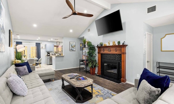 Copperfield House | 5BR/Game Room/Hot Tub/Big Yard/Sleeps 16/15 min DT