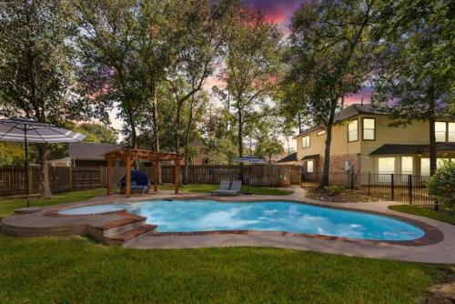 Willow House | 5BR Train Theme Heated Pool Hot Tub EV BBQ