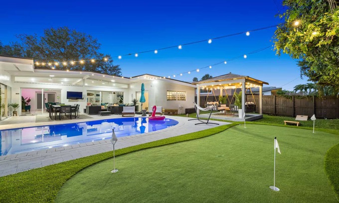 North Miami Beach Villa | 5BR Villa w/ Heated Pool, Games, Fire Pit, Golf, Cabana, 10-mn from Beach