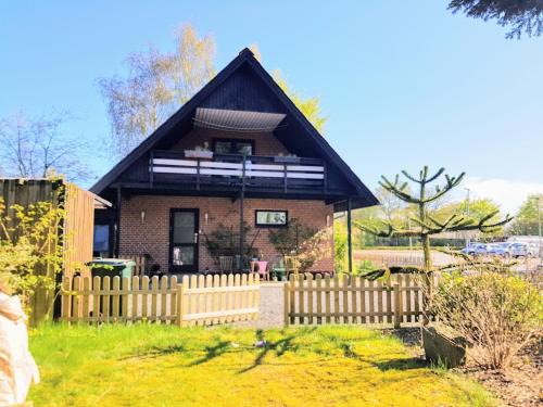 Billund Apartment | 5min walk to LEGO House - two bedrooms on Loft floor with Balcony * with garden