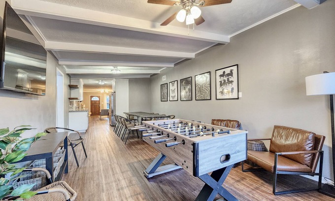 College Station House | 5mins to Kyle Field, 5BR w Private Backyard & Pool