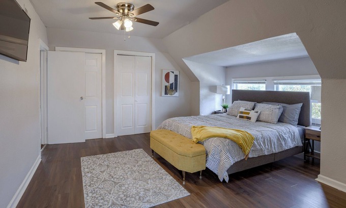 Southmoreland Apartment | 5minsTo KU Med Free Wi-Fi Pet Friendly W&Dn