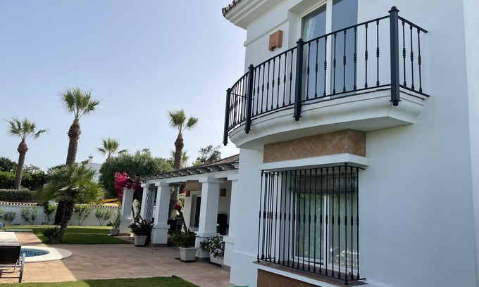 Sotogrande Villa | 5star A/C villa, 5 min beach & marina w bars refurb. pool & garden.