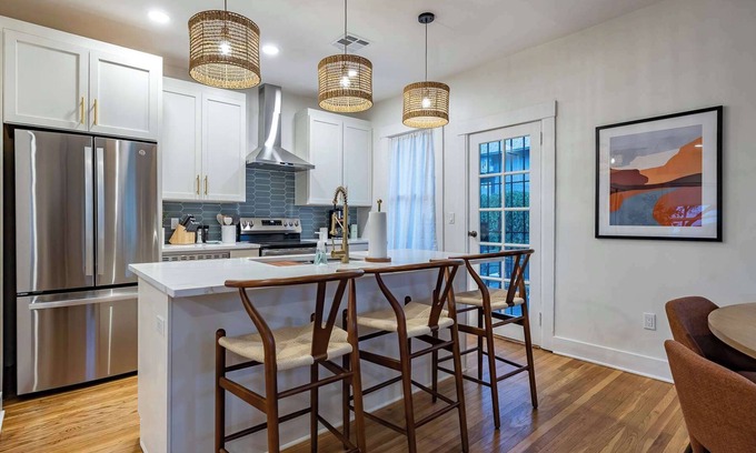 West University House | 5th Avenue Bungalow by Velo