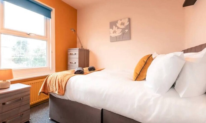 Woodley House | 6 bed Residential home with Parking.