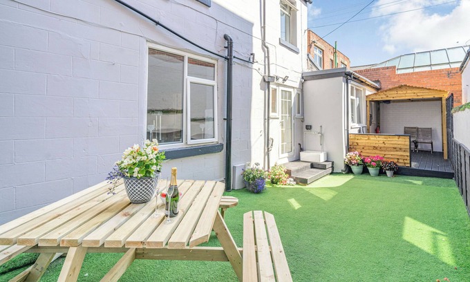 Blackpool Town Center Cottage | 6 bedroom accommodation in Blackpool