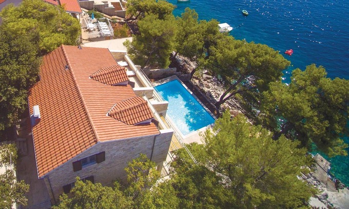 Prizba House | 6 bedroom awesome home in Prizba