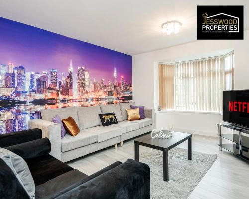 Luton House | 6 Bedroom Contractor House at Jesswood Properties Short Lets With Parking,Wifi & Pool Table