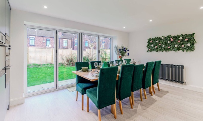 Ashton in Makerfield House | 6 Bedroom house - 10 Beds - Motorway, Free Parking