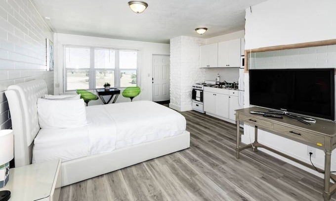 Breakers Bed & Breakfast | 6 Bedroom Hotel W/ Beach Access!