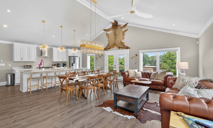 Blowing Rock House | 6 Bedroom Luxury Home located on Main Street in Downtown Blowing Rock!