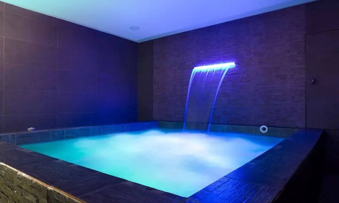 Zona Rosa Apartment | 6 bedroom with Jacuzzi 1 block from LLeras