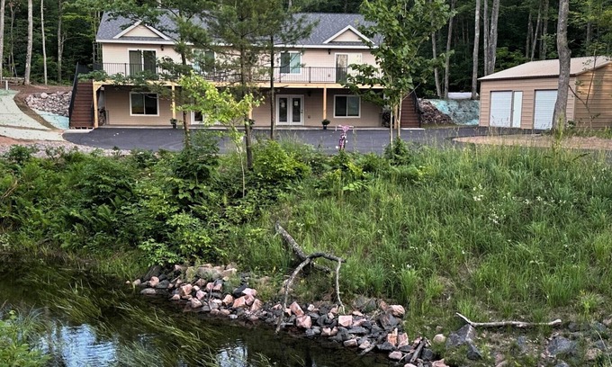 Hayward House | 6 Bedrooms, 4 Bath Whole Duplex with access to 3 Lakes!