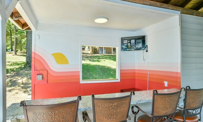Semora House | 6 Bedrooms, Lakefront, Hot-Tub & Private Dock