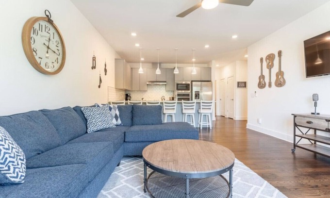 Hermitage House | 6 Beds + Safe & Quiet! 6 to Airport & 15 to Downtown!