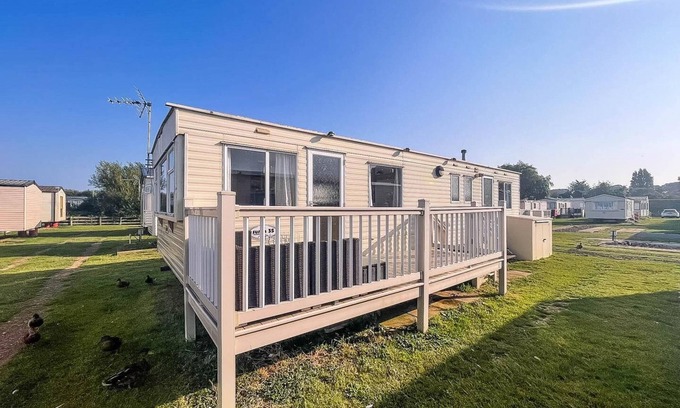 Heacham House | 6 berth caravan for hire by the beach in Heacham, Norfolk ref 21038C