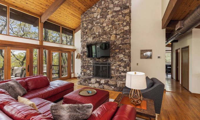 Wintergreen Cabin | 6 BR home, NEW HOT TUB, EV Charger.Walk to slopes! Close to wineries & breweries