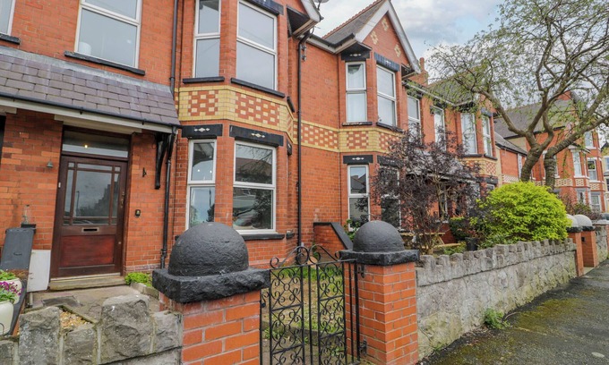 Colwyn Bay Cottage | 6 CANNING ROAD, pet friendly, country holiday cottage in Colwyn Bay