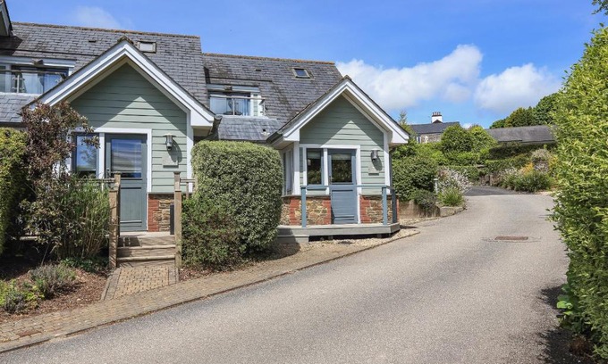Bugford House | 6 Court Cottage, Hillfield Village