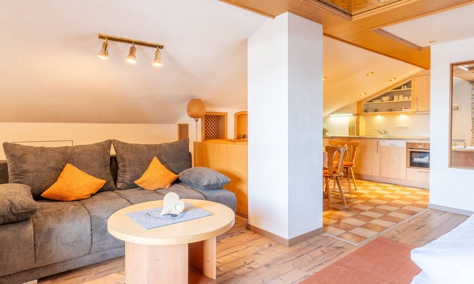 Blindau Apartment | (6) Dachstudio: Zwei-Raum-Ferienwohnung 50qm, Dusche/WC, Extra-Schlafzimmer, Küche, 2 Balkon