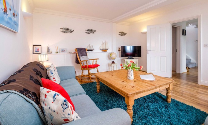 Saxmundham Apartment | 6 Hazelwood - sleeps 6 guests in 3 bedrooms