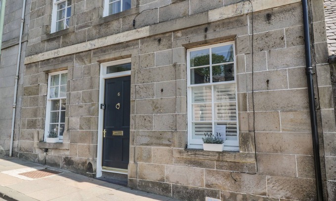 Biggar Cottage | 6 KIRKSTYLE, pet friendly, character holiday cottage in Biggar