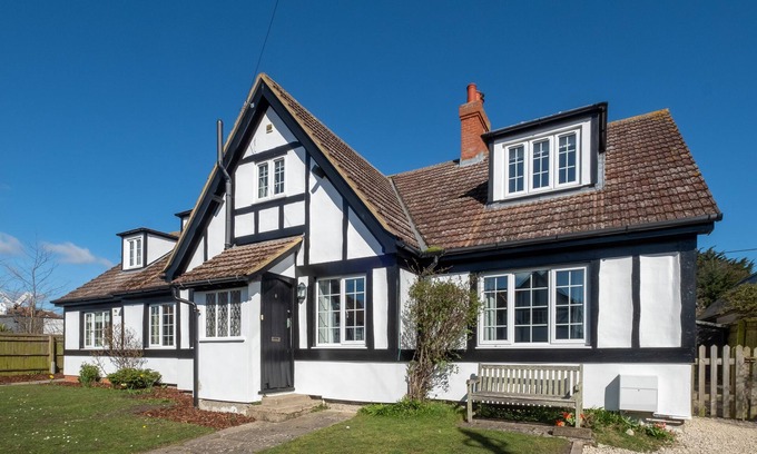 Thorpeness Cottage | 6 Lakeside Avenue - sleeps 10 guests in 5 bedrooms