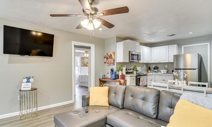Bearss Plaza House | 6 Mi to Busch Gardens Family and Pet Friendly Home