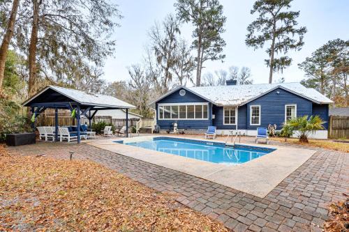 Dock Junction House | 6 Mi to Dtwn Brunswick Home with Pool and Fire Pit!