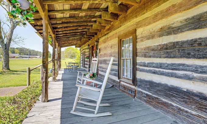 Hollywood Apartment | 6 Mi to Scottsboro: Apt w/Furnished Porch