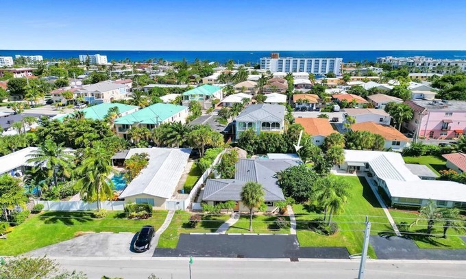 Lauderdale-by-the-Sea Villa | 6 min walk to the beach and shopping. Private backyard!