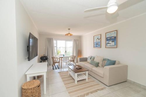 Pollok Beach Apartment | 6 On The Beach