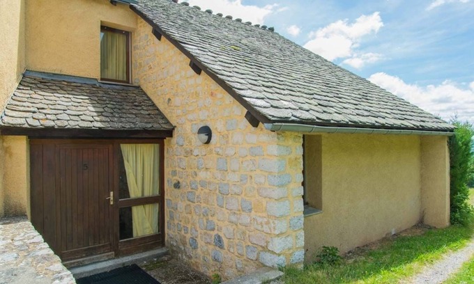 Saint-Leger-de-Peyre Resort | 6-person gîte in vacation village