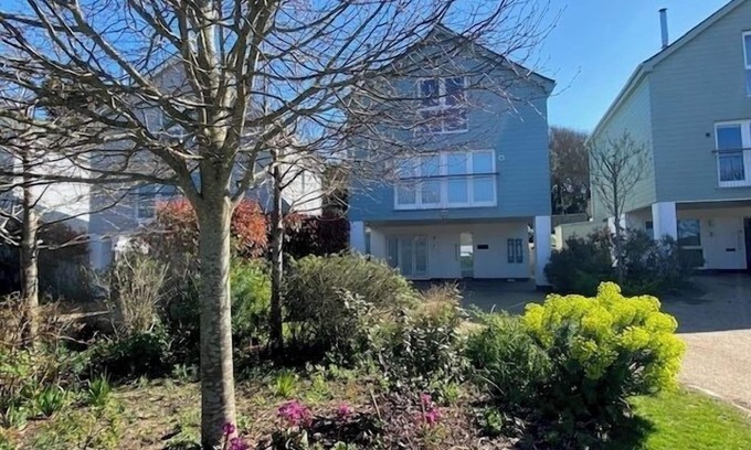 Yarmouth House | 6 Salterns-Dog Friendly-Nr Yarmouth-Sleeps 10