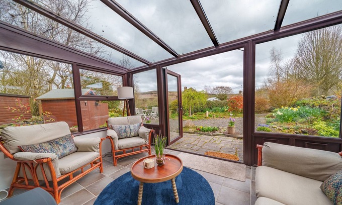 Bampton Cottage | 6 The Mews - Cosy Cottage for two + dogs