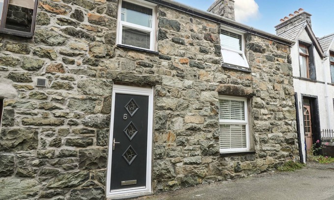 Dolgellau Cottage | 6 UPPERFIELD STREET, pet friendly, with open fire in Dolgellau
