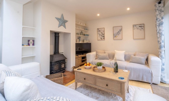 Aldeburgh Apartment | 67 Pebble Cottage - sleeps 6 guests in 3 bedrooms