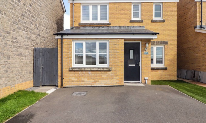 Crynant Cottage | 69 FFORDD Y MEILLION, pet friendly, with a garden in Llanelli