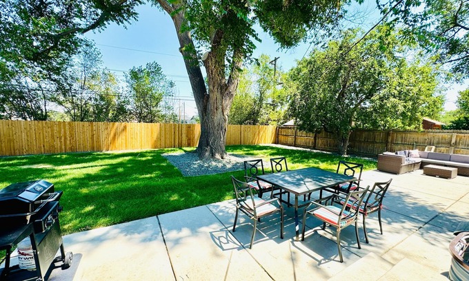 Dupont House | 6bdrm/6bath/2Kitchens/2LivingRms/2laundry; Easy access to Downtown and Red Rocks