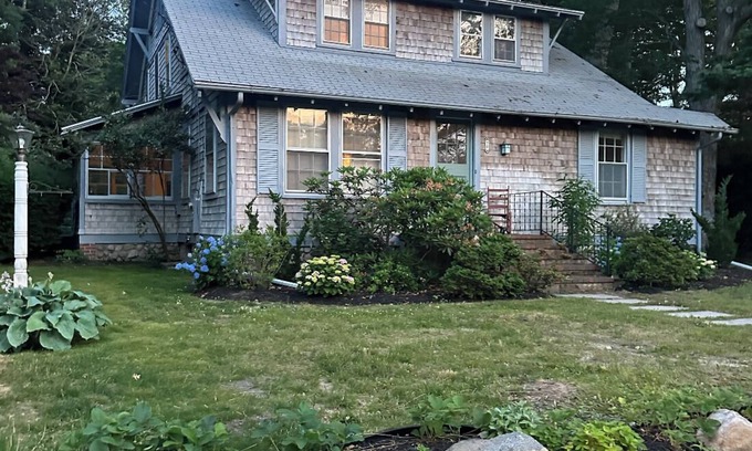 Vineyard Haven House | 6bedroom, 4bath, chefs kitchen, central air, ping pong, walking distance to town
