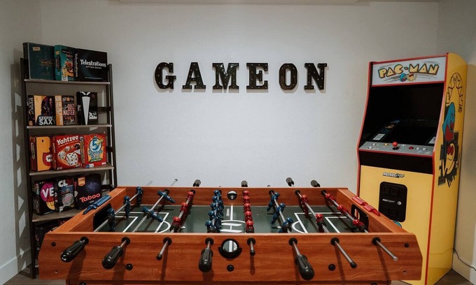 Lakewood House | 6BR Hideaway | Hot Tub | Projector | Game Room