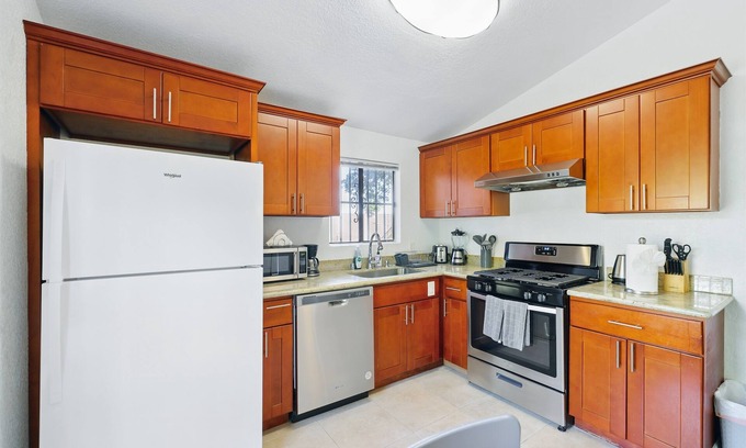 Oakland House | 6BR Home Near Downtown Oakland & BART