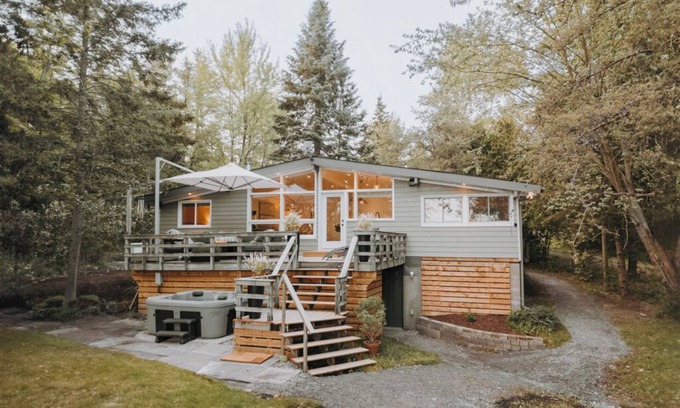 Windermere Cottage | 6BR~Hottub~Lakefront~AC~Beach | Shea On The Bay Family Getaway