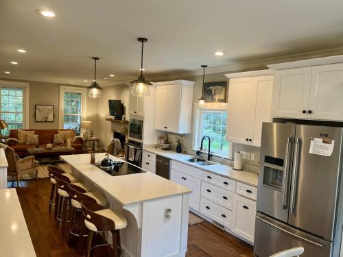 Franklin House | 6BR Modern Farmhouse Retreat