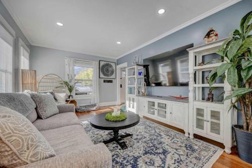 Colorado Springs House | 6BR Stylish Home Hot Tub Games Near Old Colo