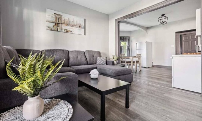 Downtown Niagara Falls House | 6BR Vacation Spot-Minutes to Niagara Falls USA